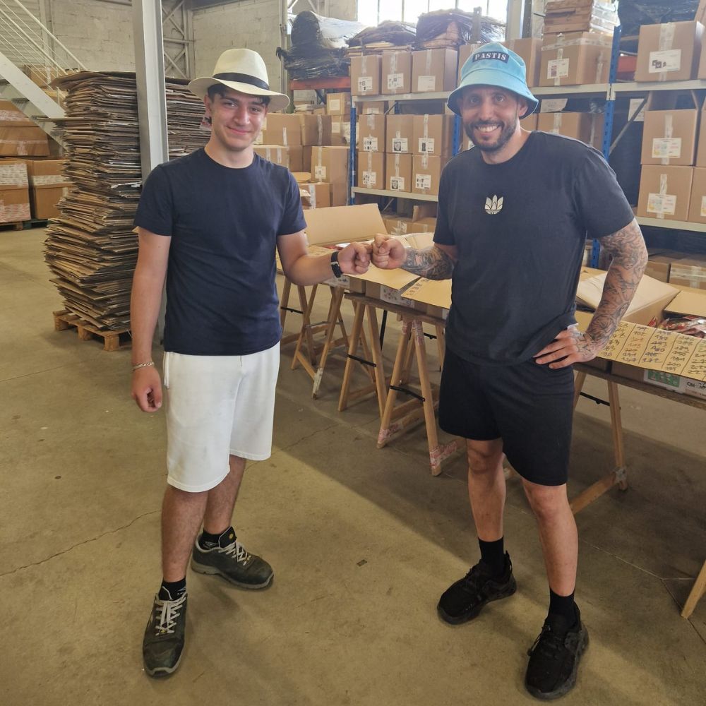 Photo_equipe_johan_et_Anthony_dans_le_stock_euro_10_shop
